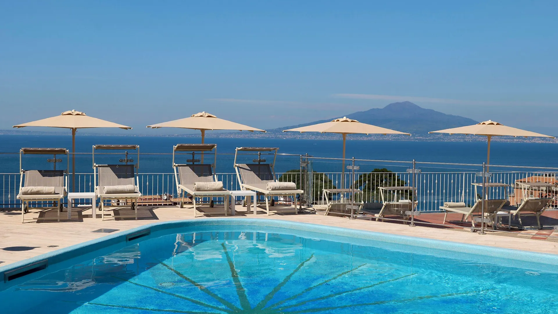 Staying In Sorrento City Centre: 1 Business Hotel Compared