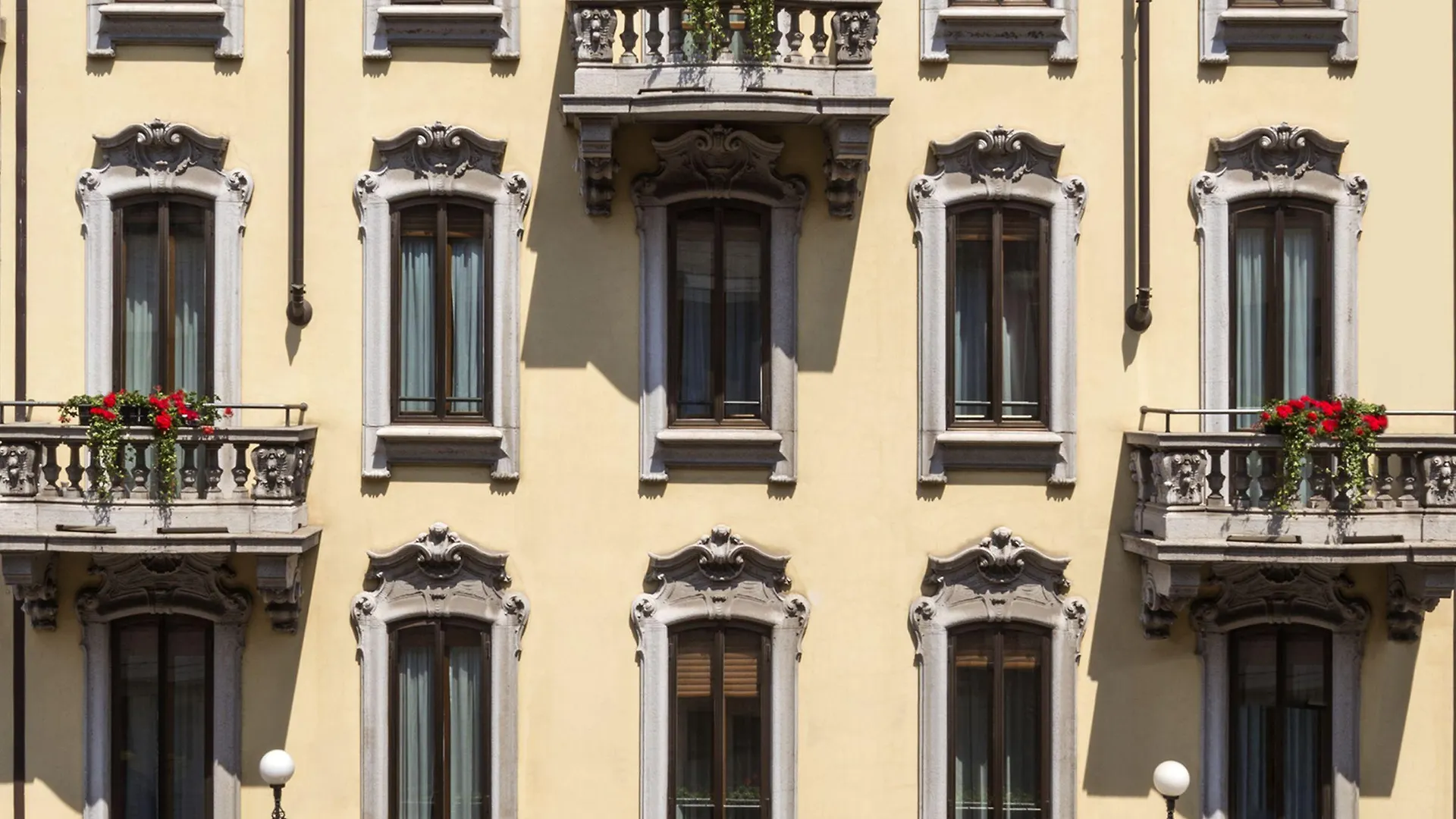 Where to Stay in Hamburg Altstadt: 7 Best Design Hotels
