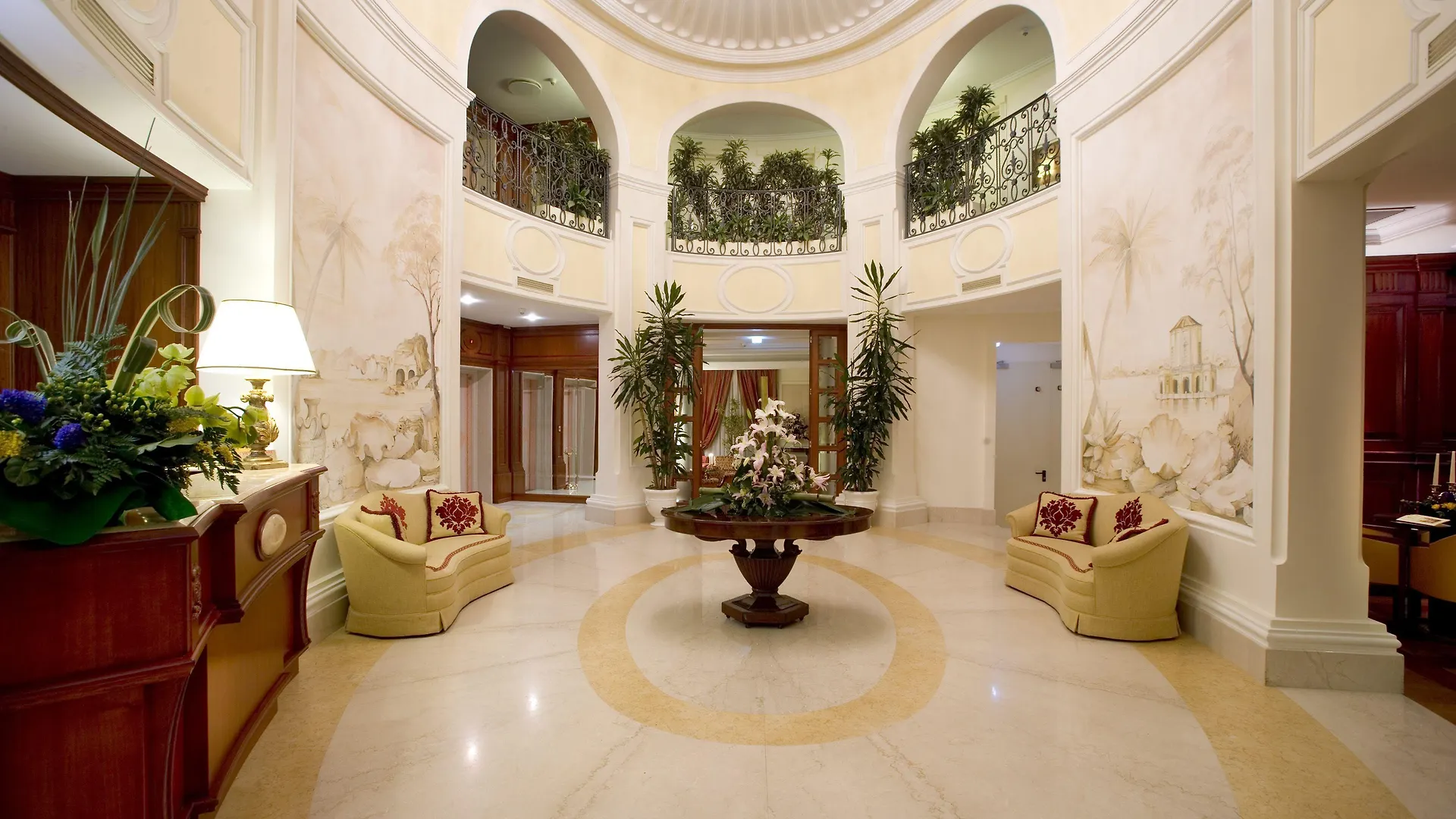 7 Central Naples Hotels Close to Lungomare Caracciolo