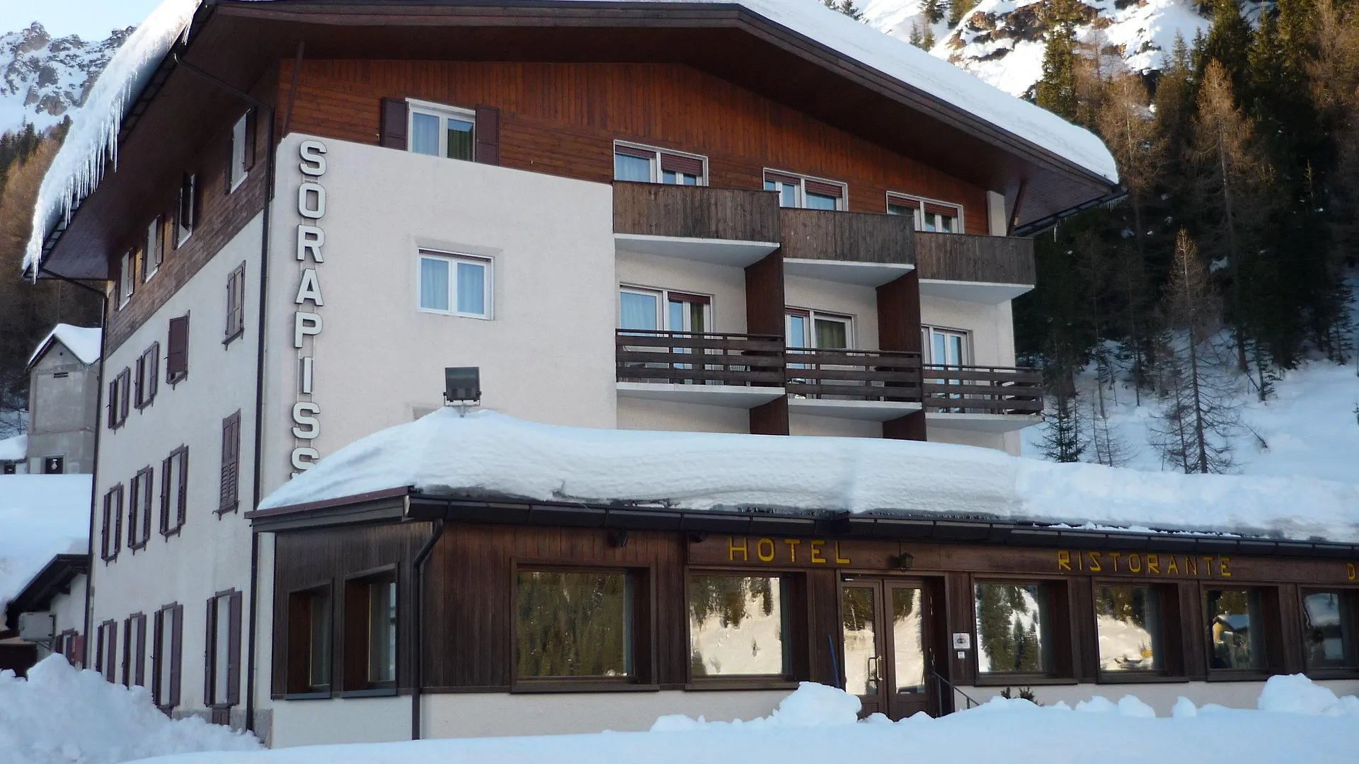 Where to Stay Near Sorapiss Lake: 15 Best Resorts