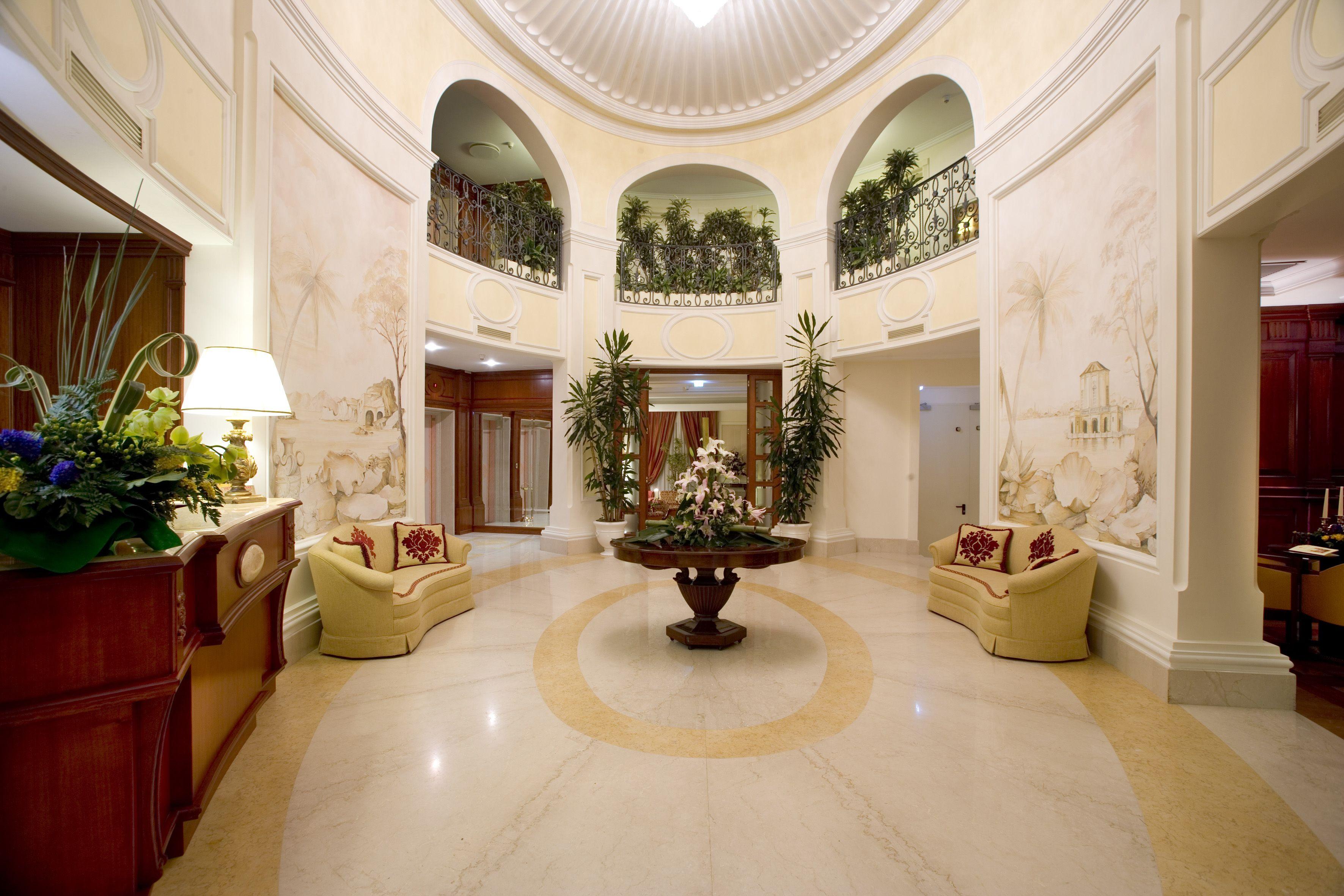 7 Central Naples Hotels Close to Lungomare Caracciolo